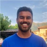 Profesor de inglés imparte clases online para niños de todas las edades